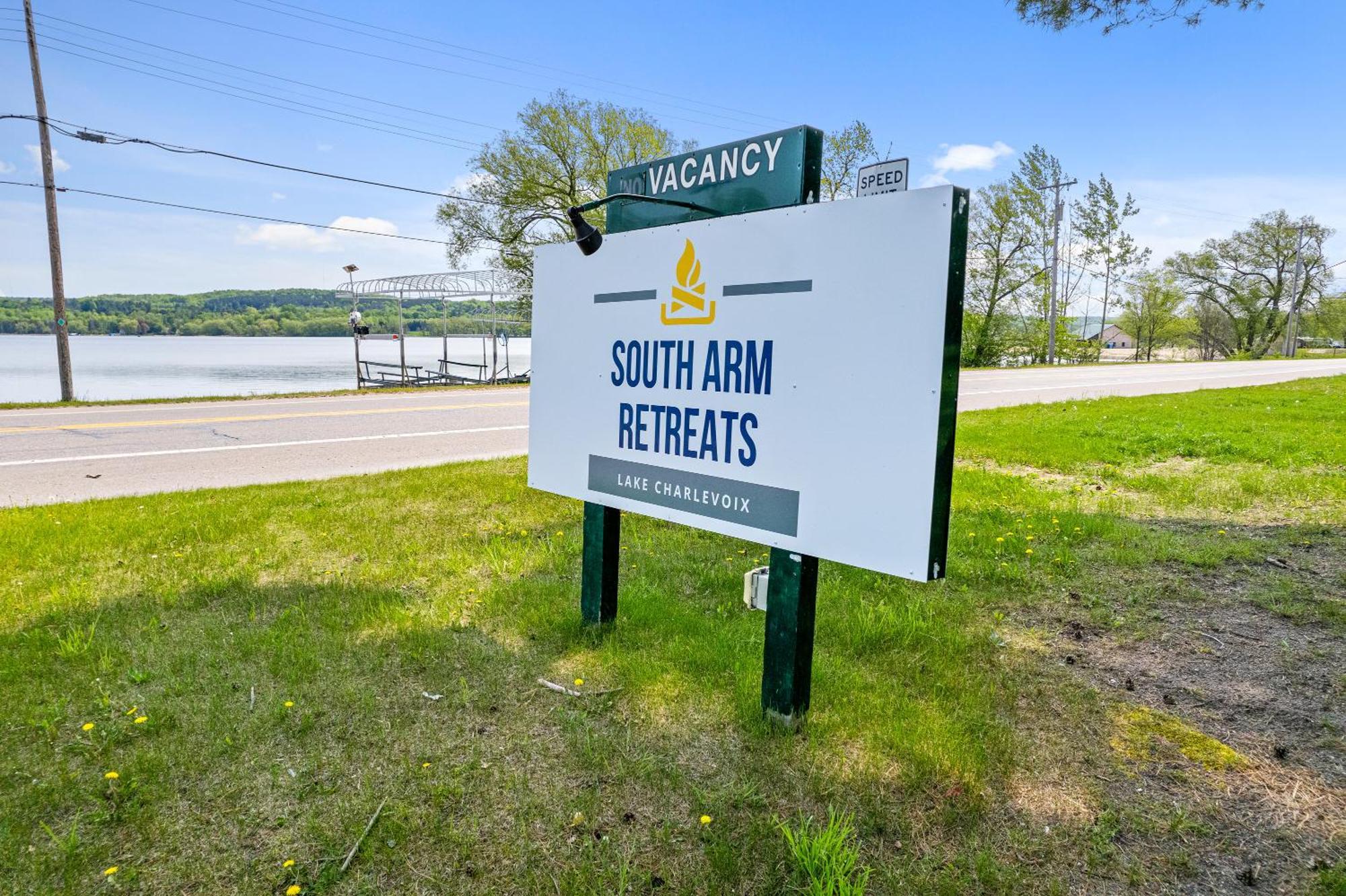 East Jordan South Arm Retreats汽车旅馆 外观 照片