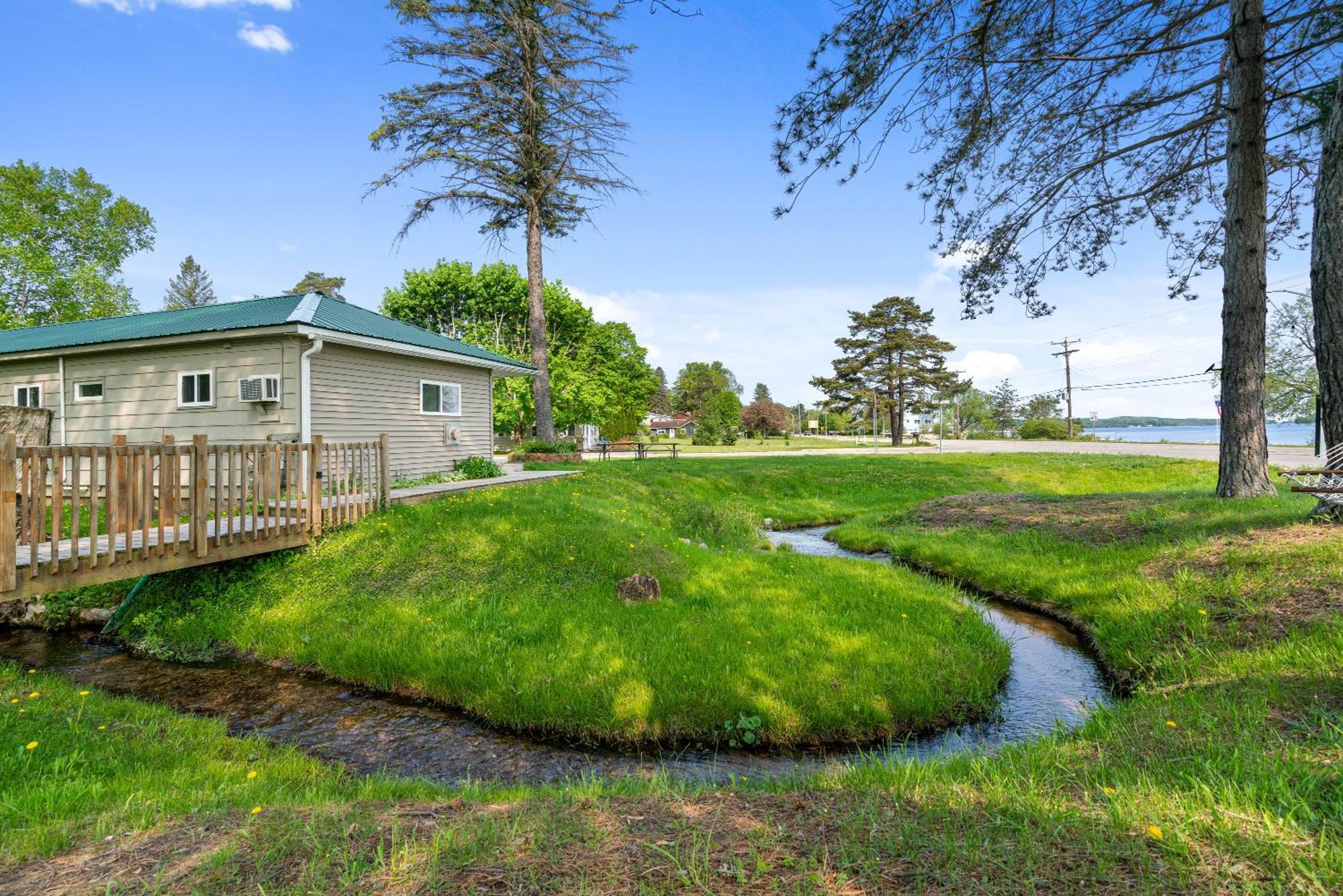 East Jordan South Arm Retreats汽车旅馆 外观 照片