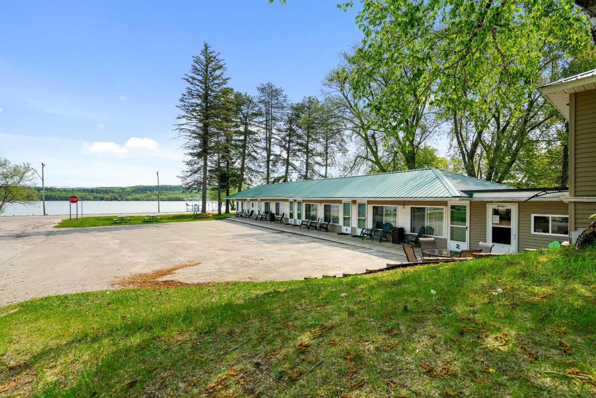 East Jordan South Arm Retreats汽车旅馆 外观 照片