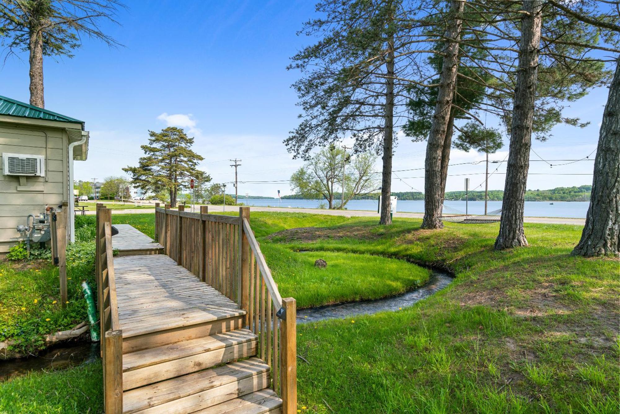 East Jordan South Arm Retreats汽车旅馆 外观 照片
